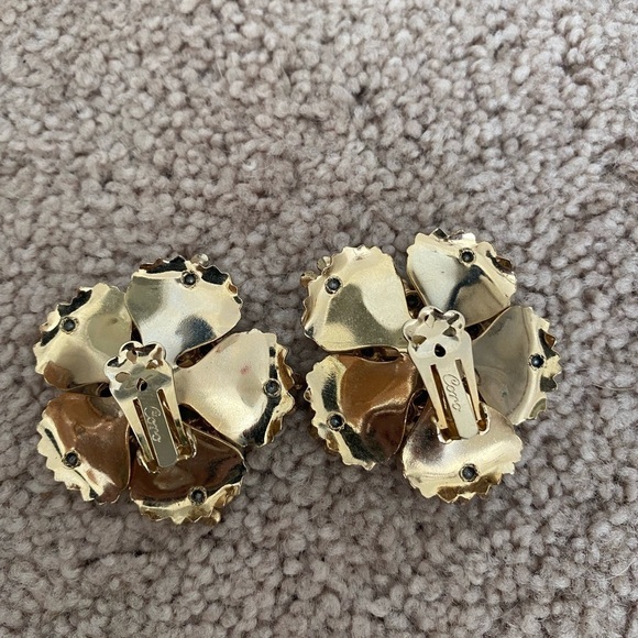 Coro- Vintage Signed Black Floral Clip On Earrings - Picture 3 of 8